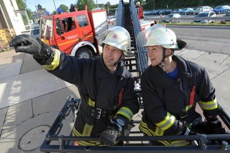 Neue Drehleiter in Lichtenau: "Gerade bei Unwetter schnelle Hilfe" - Thomas Kertzsch (links), Robert Erler und Andreas Schneider (hinten) von der Freiwilligen Feuerwehr Oberlichtenau testen die neue Drehleiter. Die Gemeinde Lichtenau hatte das Einsatzgerät ohne Förderung für 270.000 Euro angeschafft, um in Notfällen schneller helfen zu können.