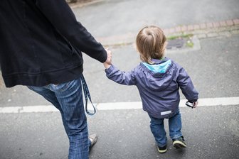Neue Düsseldorfer Tabelle: Ab Januar steigt der Unterhalt wieder - Väter, die auch nach einer Trennung für ihre Kinder da sind, müssen oft vollen Unterhalt zahlen. Das finden viele ungerecht.