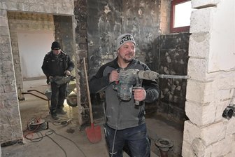 Neue Duschen und WCs in der Schulturnhalle: Gemeinde Schönheide investiert fast eine Million Euro in Sanierung - Christian Wild (vorn) und Denny Wild vom Baugeschäft Matthias Wild arbeiten derzeit im Sanitärbereich der Turnhalle an der Oberschule in Schönheide.