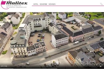 Neue Dynamik im Malitex-Quartier: Nicht nur im „Lengenfelder Hof“ floriert‘s plötzlich - Blick aus der Vogelperspektive auf die Lengenfelder Innenstadt. Unten öffnet sich der Marktplatz, darüber das Malitex-Quartier mit seinen zwei Innenhöfen und mehreren Zufahrten. An der Karreekante links der „Lengenfelder Hof“.