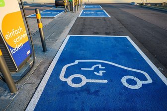 Neue E-Auto-Förderung gestartet - das sollte man wissen - Mit der neuen Förderung will die Bundesregierung helfen, immer mehr Elektroautos auf die Straße zu bringen. (Archivbild)
