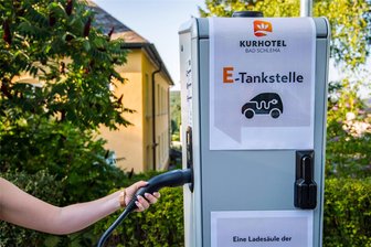 Neue E-Ladesäule in Aue-Bad Schlema: Hier kann jetzt Strom „gezapft“ werden - Diese E-Ladesäule ist in den vergangenen Tagen am Kurhotel Bad Schlema in Betrieb gegangen.