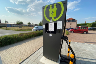 Neue E-Ladesäule in Mittweida defekt: Woran lag's? - Ein Zettel an der Säule hatte auf den Defekt hingewiesen. Seit Donnerstag funktioniert der Hypercharger von Alpitronic vom Typ HYC 150 wieder. 