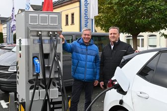 Neue E-Ladesäule in Rochlitz ist in Betrieb - Wolfram Cüppers (l.), Betreiber der Ladesäule, und Steffen Funke, Betriebsleiter des Autohaus Lohs in Rochlitz.