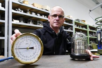 Neue Edel-Marke im Erzgebirge: Fischer-Feingerätebau übernimmt Barigo - Prokurist und Vertriebsleiter Peter Fischer mit einem Fischer-Präzisionsbarometer (l.) sowie einer Domwetterstation von Barigo, die künftig auch in Drebach hergestellt werden soll. Foto: