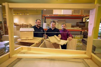 Neue Eigentümer für altes Kino in Glauchau: Warum sich nun fast alles um „Biene Maja“ dreht - Mirko Hummel (rechts) übergibt das ehemalige Kino an das Team von „The Honey Factory“ um Eike Röhner (links) und Rico Dörr.