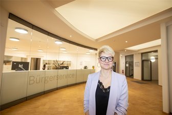 Neue einheitliche Öffnungszeiten im Plauener Rathaus ab 1. September - Nadja Friedländer-Schmidt im Rathausfoyer. Der Bürgerservice dort öffnet ab 1. September erst um 9 Uhr, außer freitags, da bleibt es bei 8 Uhr.