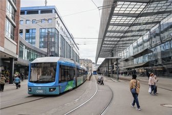 Neue Einschränkungen in Chemnitz: Zentralhaltestelle zur Baustelle - Noch wird die Zentralhaltestelle zwischen Chemnitz-Plaza und Kaufhof von Bahnen und Bussen angefahren. Am Dienstag ist es damit vorbei, dann beginnen in dem Bereich die Bauarbeiten zur Sanierung der Fahrspuren.