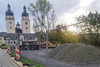 Neue Eisbahn am Plauener Topfmarkt: Tiefbauer begradigen Areal - Die Vorbereitungen für den Bau der neuen Eisbahn am Topfmarkt haben begonnen.