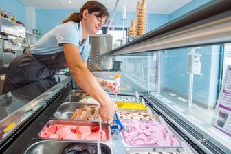 Neue Eismanufaktur hat erste Geschmacksproben bestanden - Hat mit ihren Mitarbeitern reichlich zu tun: Betriebsleiterin Rebecca Seltmann. Die Eismanufaktur Neukirchen ist seit dem 8. August geöffnet.