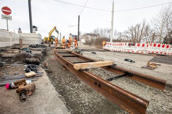 Neue Elsterbrücke als Event: Spannende Tour gibt Einblicke in Plauens Turbo-Baustelle - Auf diesem Behelfsgleis sollen schon bald Straßenbahnen über die Neue Elsterbrücke rollen. Zuerst wird die stadteinwärts linke von zwei separaten Brücken abgerissen, die optisch indes wie ein Bauwerk wirken. Steht der erste Brückenneubau, wird das Gleis dorthin verlegt. Erst dann wird Brücke Nummer 2 erneuert.