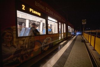 Neue Elsterbrücke in Plauen in Betrieb: Erste Straßenbahn rollt über das Teilbauwerk - Die Linie zwei fährt erstmals über die neugebaute Elsterbrücke