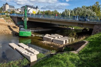 Neue Elsterbrücke in Plauen: Lego-Masters in XXL - Was machen die XXL-Legosteine in der Weißen Elster?
