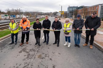 Neue Elsterbrücke in Plauen: Stadtauswärts rollt jetzt wieder der Verkehr - Am Dienstagmittag wurde das symbolische Band an der Syrastraße durchgeschnitten.