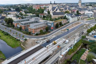 Neue Elsterbrücke in Plauen: Wann darf der Autoverkehr rollen? - An der neuen Elsterbrücke geht es voran. Wann dürfen die ersten Autos darüber rollen?