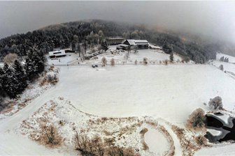Neue Entscheidungen zu Ferienhaus-Projekt am Fichtelberg - Unterhalb des Hotels von Jens Weißflog verläuft die Emil-Riedel-Straße. An der wiederum sollen die drei Ferienhäuser entstehen.