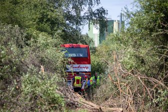Neue Erkenntnisse zum schweren Busunfall auf der A 72 bei Plauen - Die Fahrt des Reisebusses endete in einem Gebüsch neben der A 72. Im Hintergrund das Gewerbegebiet Plauen-Neuensalz.