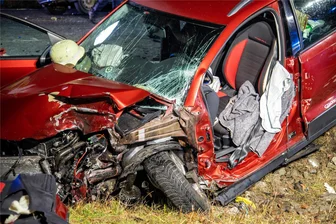 Neue Erkenntnisse zur Unfallursache: Horrorcrash im Erzgebirge fordert zwei Todesopfer - Ein schwerer Verkehrsunfall hat am Samstagabend zwischen Markersbach und Raschau zwei Todesopfer gefordert.