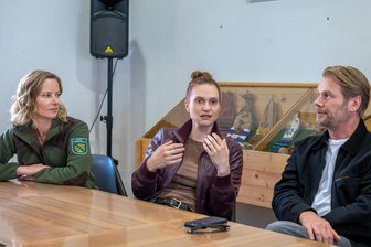Neue Erzgebirgskrimis entstehen in Westsachsen: So geht’s nach den Dreharbeiten im Karl-May-Haus weiter - Teresa Weißbach (l.), Mathilda Switala und Kai Scheve beim Pressegespräch im Karl-May-Haus in Hohenstein-Ernstthal, wo bis Montag für einen neuen Erzgebirgskrimi gedreht wurde.