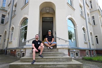 Neue Espressobar in Chemnitz: Bohnenmeister will selbst gerösteten Kaffee auf den Kaßberg bringen - Matthias Dallinger (oben) und sein Mitarbeiter Kurt Seidel arbeiten momentan, um in der nächsten Woche die neue Espressobar an der Franz-Mehring-Straße eröffnen zu können .