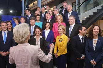 Neue EU-Kommission kann starten - Kommissionspräsidentin Ursula von der Leyen (vorn) bittet die neuen Kommissarinnen und Kommissare zur Aufstellung.