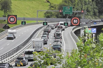 Neue Extra-Gebühr: Schweiz will Autofahrer auf dem Weg nach Italien künftig doppelt abkassieren - Soll Staus vor dem Gotthard-Tunnel verhindern: Die Schweiz plant eine Extra-Gebühr für Touristen, die das Land nur durchfahren.