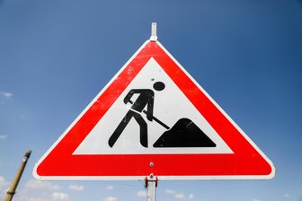 Neue Fahrbahn: Kreisstraße im Erzgebirge wird für Wochen gesperrt - Aufgrund von Bauarbeiten ist die Kreisstraße 9107 in Eibenstock gesperrt.