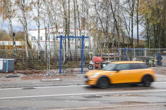 Neue Fahrradbrücke kommt: Kalkstraße wird für Bauarbeiten gesperrt - Hier geht normalerweise der Radweg von der Kalkstraße ab. Dort wird der Einhub der Brücke vorbereitet.