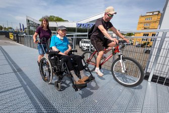 Neue Fahrradrampe an der Plauener Stresemannbrücke wird rege genutzt - 