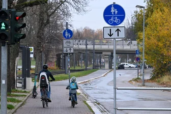 Neue Fahrradstraße für Chemnitz: Rathaus prüft Trasse in Gablenz - Die Uferstraße wird von Radfahrern gern genutzt – trotz Durcheinander im Schilderwald.