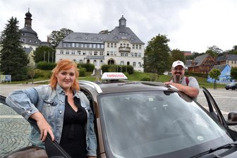 Neue Fahrschule eröffnet im Vogtland: „Telefon stand nicht mehr still“ - Doreen (40) und Daniel Schulz (47) eröffnen in Klingenthal eine neue Fahrschule. Im November soll es losgehen.