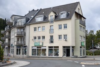 Neue Fahrschule in Klingenthal: Grünes Licht für Schulungsräume - In diesem Gebäude an der Auerbacher Straße 1 in Klingenthal zieht eine neue Fahrschule ein.