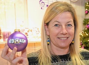 Neue FCE-Fankugel ist jetzt erhältlich - Susann Kaufmann vom Team im Gartencenter Gebrüder Roth in Zwönitz hält die neue FCE-Kugel in der Hand.