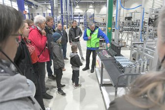Neue Fertigungslinie bei Stromspeicher-Hersteller JT Energy Systems im Gewerbegebiet Freiberg-Ost - Robby Glöckner erklärt den Besuchern zum Tag der offenen Tür bei der Firma JT Energy Systems im Produktionsbereich, welche einzelnen Bausteine wie zu einem Lithium-Ionen-Akku zusammengefügt werden.