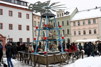 Neue Figuren zieren Oederaner Pyramide - Die neue Oederaner Pyramide dreht sich seit Sonntag wieder.