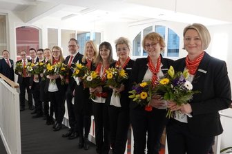Neue Filiale in historischer Kulisse - Sparkassen-Filialleiterin Mandy Wolf (vorn) und ihr Team sind für ihre Kunden in neuen Räumlichkeiten da.