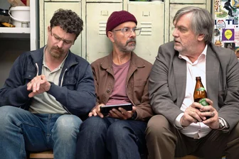 Neue Filme im Kino: Satire, Thriller und Horror - Friedrich Mücke, Christoph Maria Herbst und Hape Kerkeling (von links) in „Extrawurst“. Die aus Berlin zugezogene Melanie (Anja Knauer) meint es gut und will in ihrem neuen Provinztennisclub einen separaten Grill für das einzig türkischstämmige Mitglied Erol anschaffen. Da ist der Streit programmiert.