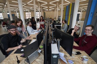 Neue Finanzierungsrunde: Chemnitzer Unernehmen Staffbase ist jetzt eine Milliarde Euro wert - Ein Staffbase-Team im Gebäude des Chemnitzer Wirkbaus, der Zentrale des Unternehmens.