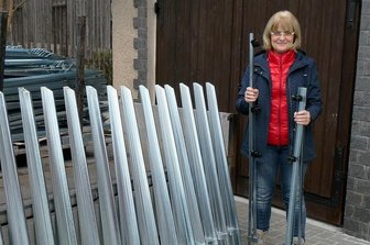 Neue Firma in Muldenhammer stellt Elektroweidezäune her - Cornelia Seidel, Inhaberin der Firma Curt Seidel Elektroweidezaun, mit den traditionellen Pfählen, die nun im vogtländischen Hammerbrücke gefertigt werden.