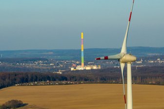 Neue Flächen für Windräder in Chemnitz - Eine von sieben bestehenden Windkraftanlagen in Rabenstein. Richtung Chemnitz sollen zwei weitere Windräder dazukommen.