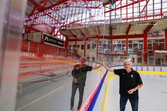 Neue Flex-Bande bei den Eispiraten Crimmitschau: Welche Vorteile die Mediziner schätzen und welche Bedenken die Fans äußern - Mannschaftsarzt Dr. Matthias Modes an der neuen Flex-Bande. Sie reduziert die Verletzungsgefahr.