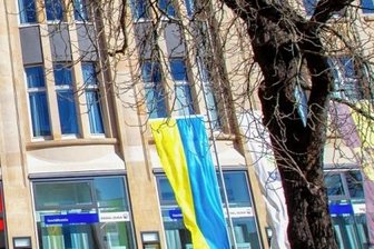 Neue Flüchtlinge - aber weniger aus der Ukraine - Vor dem Plauener Landratsamt weht seit dem Frühling eine Ukraineflagge. Die Zahl der Flüchtlinge aus dem Land geht zurück.