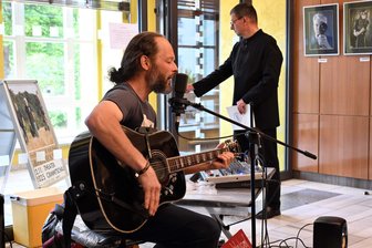 Neue Fotoausstellung in Crimmitschau: Lichtmalereien in Schwarzweiß - Heiko Göpner begleitete die Ausstellungseröffnung mit poetischen Liedern.