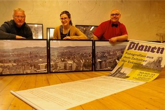 Neue Fotoschau beleuchtet eindrucksvoll die Plauener Stadtentwicklung - Historiker Gerd Naumann, Malzhaus-Galeristin Julia Blei und Sammler Lars Buchmann (von links) haben die neue Ausstellung zusammengestellt und aufgebaut. Ab Sonntag kann sie besucht werden.