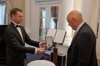 Ministerpräsident Michael Kretschmer (CDU) bei der Verleihung des Verdienstordens am 31. August an Theo Müller.