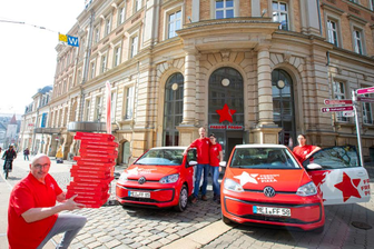 Neue "Freddy Fresh"-Filiale in Plauener City eröffnet - Genießen unterm roten Stern können die Plauener jetzt bei "Freddy Fresh" in der Alten Post. Von links: Jörg Reichwald, Franchisenehmer Denny Janeczek mit Freundin Katharina Herrmann, Jeannette Voßnacke. 