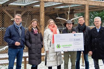 Neue Frettchen-Anlage für Freiberger Tierpark wird möglich - Auf dem Foto v.l.n.r. zu sehen: Norbert Demarczyk (Geschäftsführer Actech), Christina Würker (Betriebsrätin Actech), Cornelia Bahr (Geschäftsführerin Actech), Peter Heinrich (Tierparkdirektor), Ray Wünsche (Geschäftsführer Actech), Tino Steglich (Vorsitzender des Fördervereins Freiberger Tierpark e.V.)