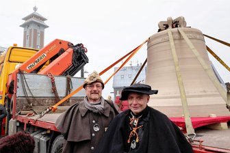 Neue Friedensglocke auf dem Fichtelberg geweiht: Warum nun weiter Spenden gesammelt werden - Schwarzenbergs Türmer Gerd Schlesinger (r.) und Nachtwächter Jörg Eller (l.) haben als Initiatoren des Vereins Friedenskirche für den Fichtelberg mit der Weihe der neuen Glocke ein wichtiges Zwischenziel erreicht.