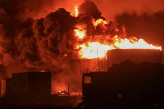 Neue Front im Nahostkrieg eröffnet - Öltanks brennen im Hafen von Hodaida im Jemen – Ergebnis eines Luftangriffs des israelischen Militärs.