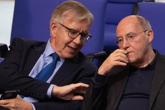 Neue Führungsdebatte in der Linkspartei - Dietmar Bartsch (l) und Gregor Gysi sprechen sich für eine neue Parteiführung aus.